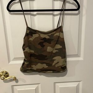 Spaghetti starp, camo tank top